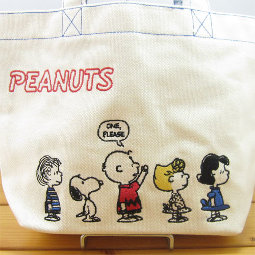 厚手のキャンバス生地で使い勝手も良い Peanuts ピーナッツ スヌーピー Snoopy キャンバス刺繍 ミニトート チケット スヌーピー の雑貨のおもちゃ箱バーグ