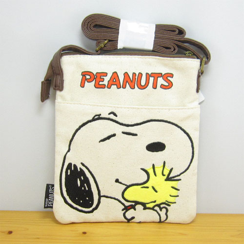 必需品を入れてオシャレに持ち歩こう Peanuts ピーナッツ スヌーピー Snoopy Wポケットショルダー スヌーピー ハグ スヌーピー の雑貨のおもちゃ箱バーグ